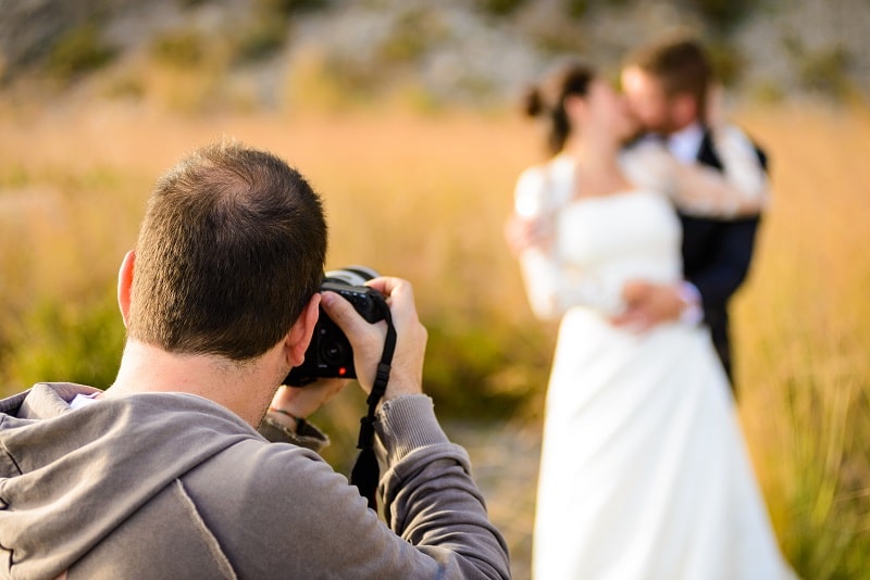 10 Things A Photographer Should NEVER Do At A Wedding